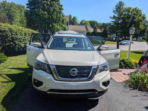 White 2019 Nissan Pathfinder SL