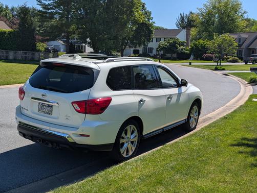 White 2019 Nissan Pathfinder SL