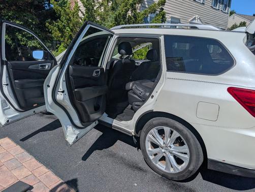 White 2019 Nissan Pathfinder SL