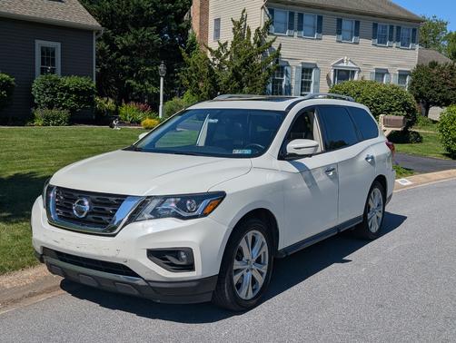 White 2019 Nissan Pathfinder SL