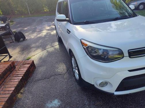 White 2017 Kia Soul +