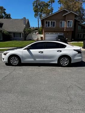 White 2015 Nissan Altima 2.5