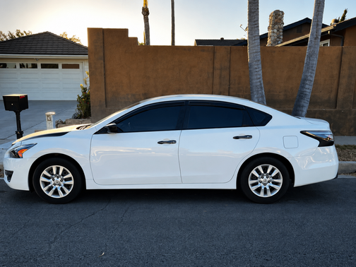White 2015 Nissan Altima 2.5