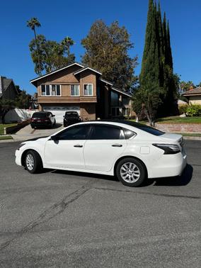 White 2015 Nissan Altima 2.5