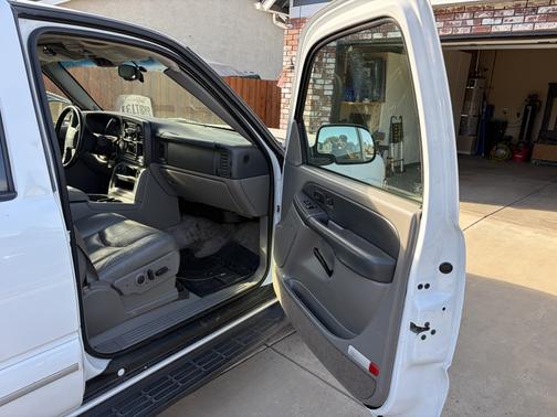 White 2003 Chevrolet Tahoe LT