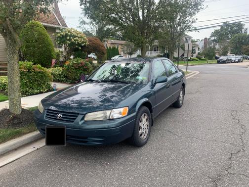 Photo 3 of 16 of 1997 Toyota Camry XLE V6