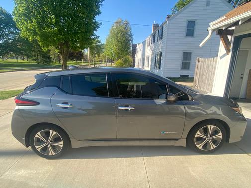 Gray 2018 Nissan Leaf SL