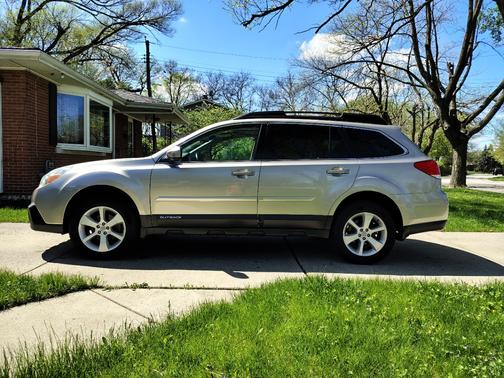 Beige 2014 Subaru Outback 2.5i Premium