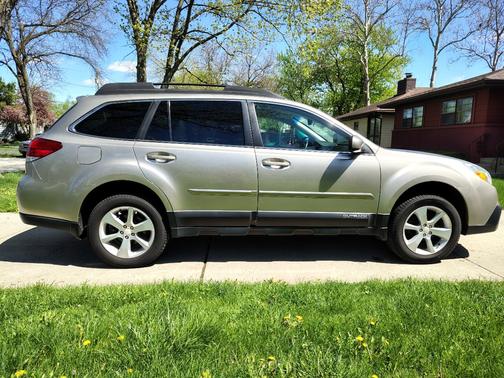 Beige 2014 Subaru Outback 2.5i Premium