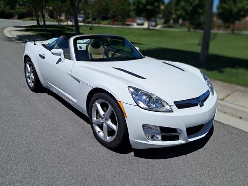 White 2007 Saturn Sky Base