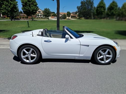 White 2007 Saturn Sky Base