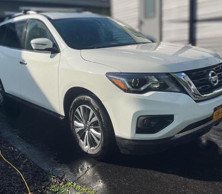 White 2017 Nissan Pathfinder SV