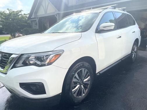 White 2017 Nissan Pathfinder SV