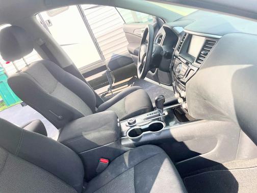 White 2017 Nissan Pathfinder SV