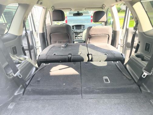 White 2017 Nissan Pathfinder SV