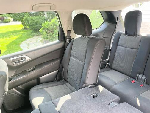 White 2017 Nissan Pathfinder SV