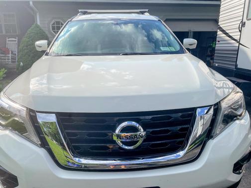 White 2017 Nissan Pathfinder SV