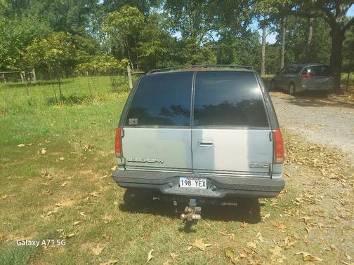 Green 1998 GMC Suburban 1500