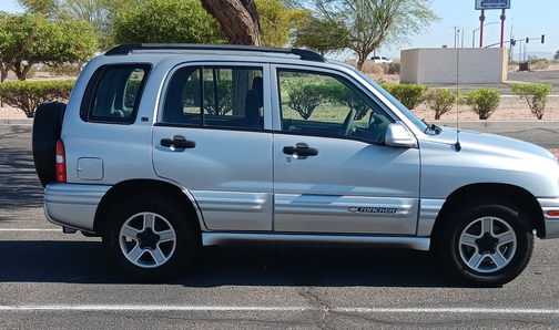 Silver 2003 Chevrolet Tracker LT