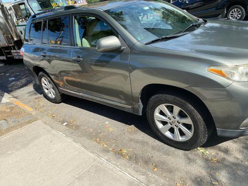 Green 2011 Toyota Highlander SE