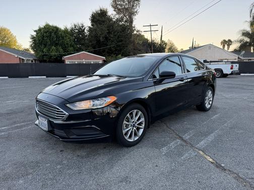Black 2017 Ford Fusion SE