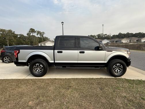 Black 2019 Ford F-150 XLT