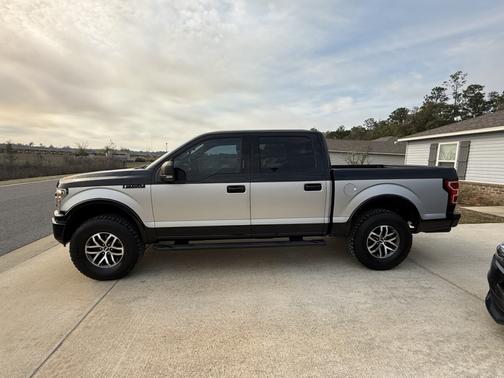 Black 2019 Ford F-150 XLT
