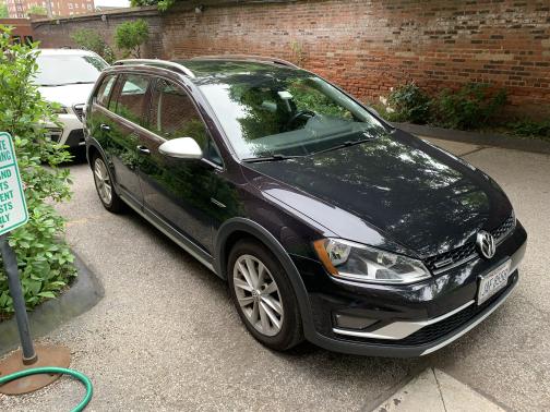 Black 2017 Volkswagen Golf Alltrack TSI SE