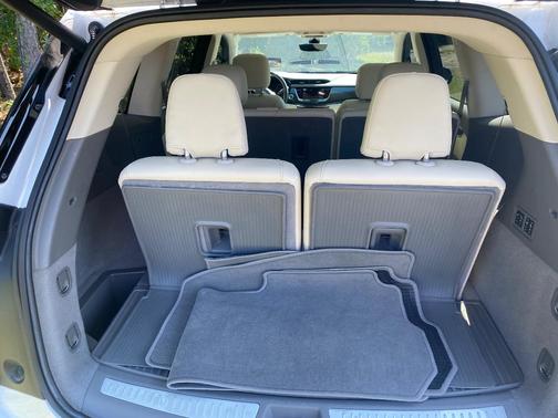 White 2022 Cadillac XT6 Premium Luxury FWD