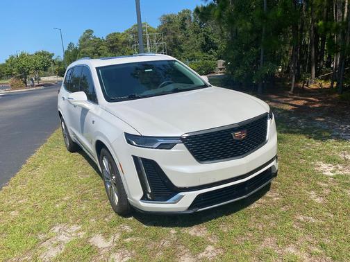 White 2022 Cadillac XT6 Premium Luxury FWD