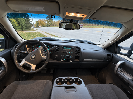 White 2009 Chevrolet Silverado 2500 LT Crew Cab