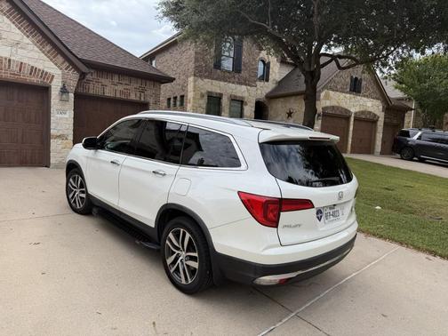White 2017 Honda Pilot Touring