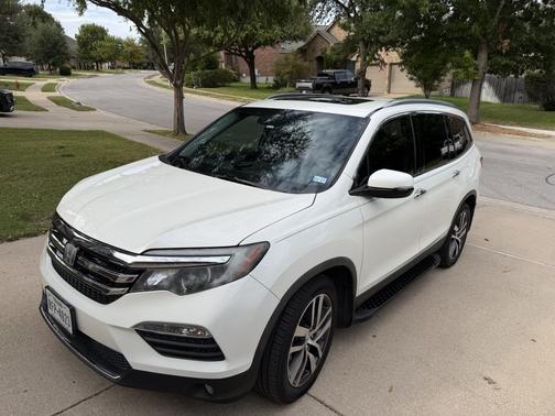White 2017 Honda Pilot Touring