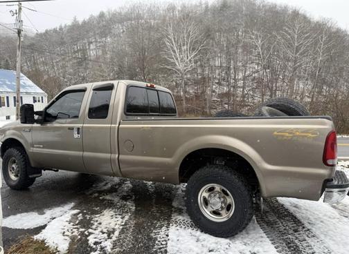 Beige 2004 Ford F-250 Lariat SuperCab Super Duty