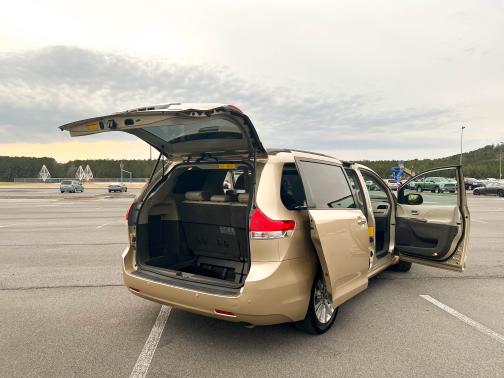 Photo 4 of 21 of 2011 Toyota Sienna Limited