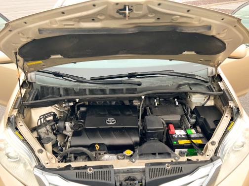 Photo 5 of 21 of 2011 Toyota Sienna Limited