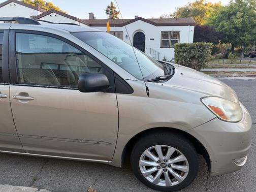 Beige 2004 Toyota Sienna CE