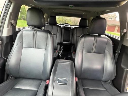 Black 2018 Toyota Highlander SE