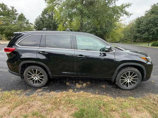 Black 2018 Toyota Highlander SE