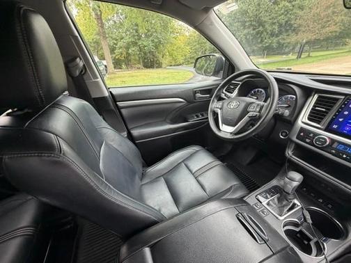 Black 2018 Toyota Highlander SE