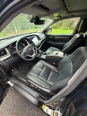 Black 2018 Toyota Highlander SE