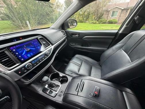 Black 2018 Toyota Highlander SE