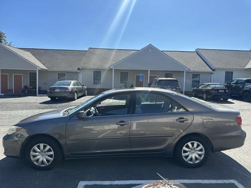 Gray 2005 Toyota Camry LE