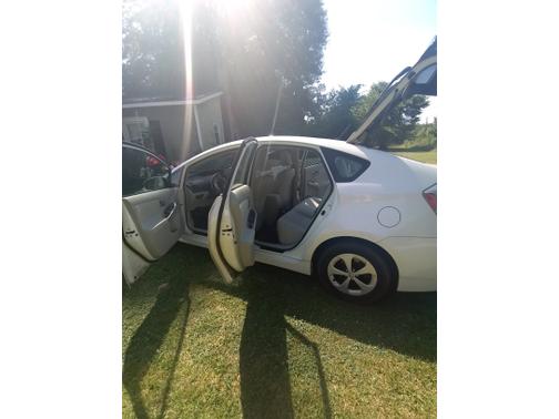 Photo 4 of 15 of 2015 Toyota Prius Three