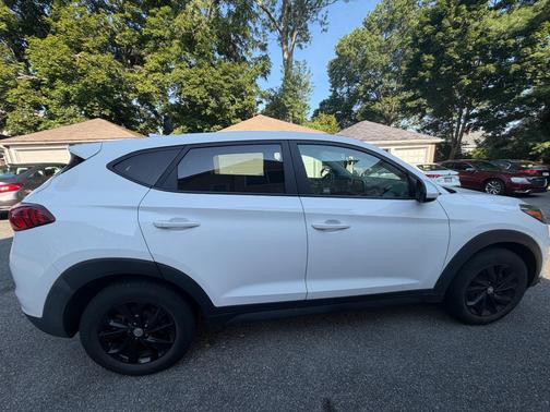 White 2020 Hyundai TUCSON SE