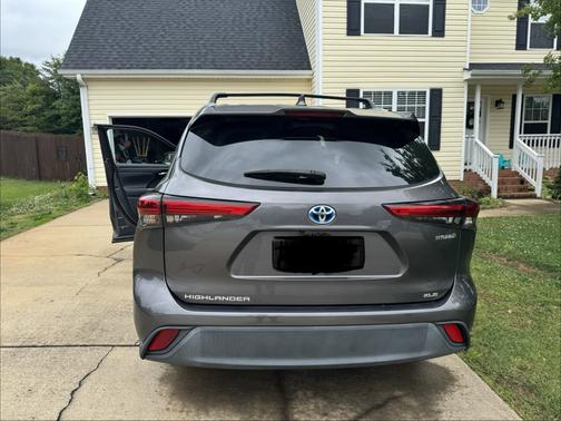 Gray 2022 Toyota Highlander Hybrid XLE