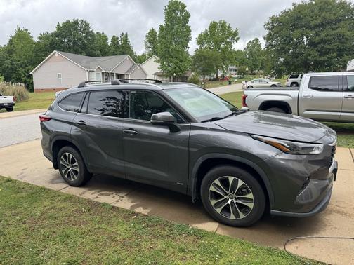 Gray 2022 Toyota Highlander Hybrid XLE