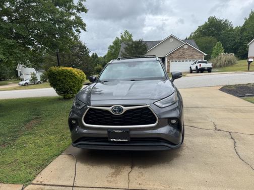 Gray 2022 Toyota Highlander Hybrid XLE