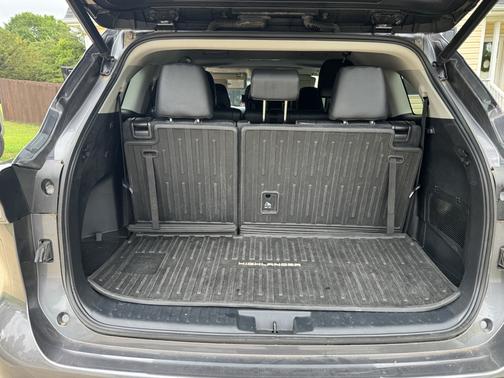 Gray 2022 Toyota Highlander Hybrid XLE
