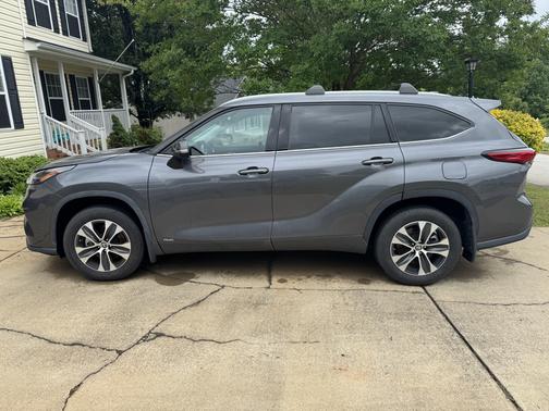 Gray 2022 Toyota Highlander Hybrid XLE